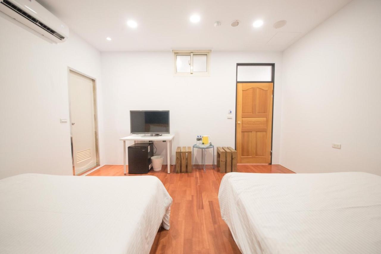 Deer Traveler Hostel Юйчи Экстерьер фото